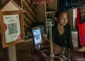 Warga menggunakan pembayaran QRIS di Kampung Kaduketug, Lebak, Banten, Selasa (13/6/2023). ANTARA FOTO/Muhammad Bagus Khoirunas/foc.