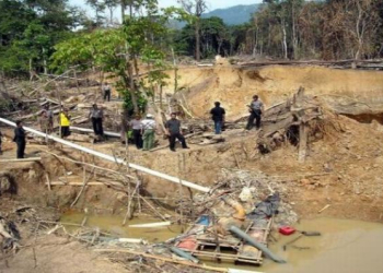 Salah satu titik lokasi praktik PETI di Lebak selatan. Dan karung berisi bahan kimia miliki pelaku
pengolah emas. Sabtu (26/08)