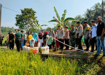Polres Pandeglang saat menyalurkan bantuan sumur bor dan air bersih kepada warga.