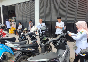 Petugas UPTD PPD Bapenda Banten Samsat Pandeglang saat melakukan pendataan kendaraan.
