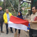 Petugas UPTD PPD Bapenda Banten Samsat Pandeglang, saat membagikan bendera.