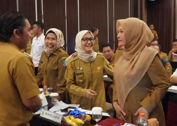 Dari kanan ke kiri, Bupati Pandeglang, Irna Narulita, Bupati Lebak, Iti Octavia Jayabaya dan Bupati Serang, Ratu Tatu Chasanah berbincang dengan Pj Gubernur Banten, Al Muktabar usai acara kick of meeting penyusunan RPJPD.