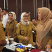 Dari kanan ke kiri, Bupati Pandeglang, Irna Narulita, Bupati Lebak, Iti Octavia Jayabaya dan Bupati Serang, Ratu Tatu Chasanah berbincang dengan Pj Gubernur Banten, Al Muktabar usai acara kick of meeting penyusunan RPJPD.