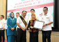Wakil Bupati Pandeglang, Tanto Warsono Arban saat menerima penghargaan KLA.