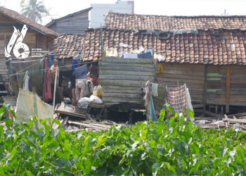 KAWASAN KUMUH DI KOTA SERANG - warga beraktivitas di rumahnya di Kasunyatan, Kecamatan Kasemen, Kota Serang, Rabu (9/8). Meski Kota Serang menginjak usia ke 16, namun masih banyak permasalahan yang masih belum diselesaikan yakni salah satunya penataan kawasan kumuh serta pemerataan kesejahteraan rakyat. (Dziki Octomulyadi/BantenPos)KAWASAN KUMUH DI KOTA SERANG - warga beraktivitas di rumahnya di Kasunyatan, Kecamatan Kasemen, Kota Serang, Rabu (9/8). Meski Kota Serang menginjak usia ke 16, namun masih banyak permasalahan yang masih belum diselesaikan yakni salah satunya penataan kawasan kumuh serta pemerataan kesejahteraan rakyat. (Dziki Octomulyadi/BantenPos)