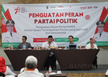 LUKMAN HAPIDIN/BANTEN POS
Walikota Cilegon Helldy Agustian saat menghadiri kegiatan Penguatan Peran Partai Politik dalam Upaya Terwujudnya Pemilu yang Aspiratif dan Demokratis, yang diselenggarakan oleh Badan Kesbangpol Kota Cilegon di salah satu hotel di Kota Cilegon, Rabu (2/8).