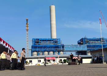 Jajaran pegawai PLTU Jawa 9-10 Suralaya melaksanakan upacara Peringatan HUT Ke-78 Kemerdekaan RI, Kamis (17/8). (LUKMAN HAPIDIN/BANTEN POS)