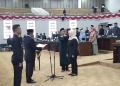 Taufiq Solehudin/BANTEN POS
Ida Farida Arief ambil sumpah anggota DPRD Banten menggantikan Syihabudin dalam rapat paripurna PAW di Gedung Paripurna DPRD Banten pada Kamis (24/8)
