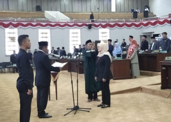 Taufiq Solehudin/BANTEN POS
Ida Farida Arief ambil sumpah anggota DPRD Banten menggantikan Syihabudin dalam rapat paripurna PAW di Gedung Paripurna DPRD Banten pada Kamis (24/8)