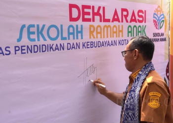 LUKMAN HAPIDIN/BANTEN POS
Walikota Cilegon Helldy Agustian saat membuka acara Gebyar Hardiknas yang dilaksanakan Dindikbud Kota Cilegon di Halaman Rumah Dinas Walikota Cilegon, Senin (28/8).