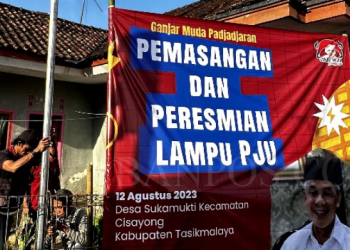 Ganjar Muda Padjajaran melakukan pemasangan lampu penerangan jalan umum (PJU) di Kampung Sukamaju Desa Sukamukti, Kecamatan Cisayong, Kabupaten Tasikmalaya, Jawa Barat.