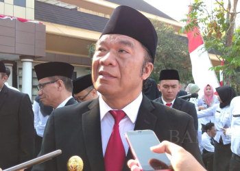 Pj Gubernur Banten Al Muktabar saat dimintai tanggapan soal ketimpangan pembangunan di Banten pada Rabu (30/8) (Taufiq Solehudin/BANTEN POS)