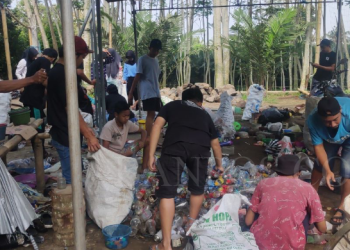 Ganjar Milenial Ajak Warga Kumpulkan Barang Bekas Dan Bersih-Bersih Desa