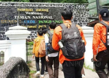 Pintu pendakian Taman Nasional Gunung Gede Pangrango di Kebun Raya Cibodas, Kabupaten Cianjur, Jawa Barat.(ANTARA/Ahmad Fikri).