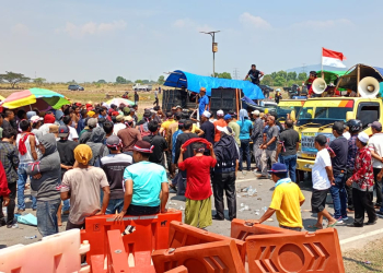 Ribuan masyarakat yang tergabung dalam Komunitas Penggilingan Padi Banten menggelar aksi di depan PT Wilmar Padi Indonesia pada Rabu (30/8)