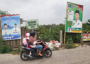 LUKMAN HAPIDIN/BANTEN POS
Salah seorang pengendara melewati di lahan kosong milik KTI yang menjadi tempat pembuangan sampah oleh oknum masyarakat, Senin (28/8).