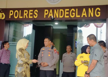 Anggota Komisi III DPR RI, Adde Rossi saat berbincang dengan Kapolres Pandeglang, AKBP Belny Warlansyah.