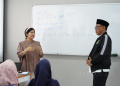 ISTIMEWA
Walikota Cilegon Helldy Agustian meninjau langsung proses kegiatan belajar mengajar kelas Bahasa Korea "K-Dream" yang diinisiasi PT Krakatau Posco bekerja sama dengan Pemkot Cilegon, di Graha Posco Community Learning Centre (CLC) Ciwandan Cilegon, Minggu (17/9).