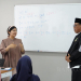 ISTIMEWA
Walikota Cilegon Helldy Agustian meninjau langsung proses kegiatan belajar mengajar kelas Bahasa Korea "K-Dream" yang diinisiasi PT Krakatau Posco bekerja sama dengan Pemkot Cilegon, di Graha Posco Community Learning Centre (CLC) Ciwandan Cilegon, Minggu (17/9).