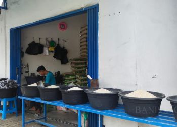 salah satu pedagang beras di jalan sunan kalijaga, Rangkasbitung