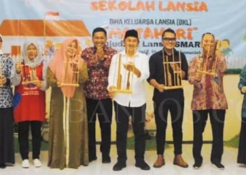 Wakil Bupati (Wabup) Lebak, Ade Sumardi usai meresmikan Sekolah Lanjut Usia (Lansia) BKL
Matahari Kabupaten Lebak, giat ini bertempat di Wisma Sugri Rangkasbitung, Jumat kemarin (22/9).