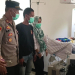 Kapolsek Mandalawangi, AKP P Bayu Triatmaka saat mendampingi bayi yang sedang dilakukan penanganan medis.