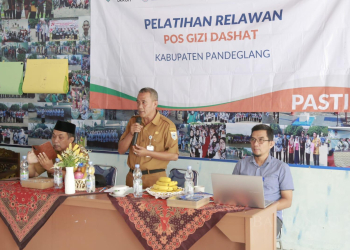 Kepala DP2KBP3A Kabupaten Pandeglang, Achmad Saefudin saat memberikan sambutan.
