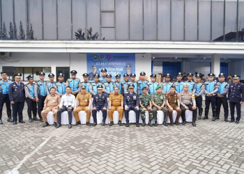 LUKMAN HAPIDIN/BANTEN POS
Walikota Cilegon Helldy Agustian didampingi Plt Kadishub Cilegon Mariano Corea saat memberikan keterangan kepada awak media, Selasa (19/9).