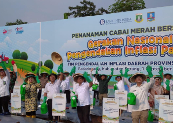 Taufiq Solehudin/BANTEN POS
Pj Gubernur Banten Al Muktabar bersama Bupati Serang Tatu Chasanah, Kepala BI Perwakilan Banten beserta Kepala Badan Pangan Nasional (Bapanas) melakukan penanaman benih cabai bersama di Kecamatan Padarincang pada Jumat (1/9).