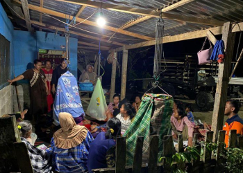 Sejumlah warga mengungsi setelah terjadi gempa bumi berkekuatan magnitudo 6,3 di Kabupaten Donggala, Sulawesi Tengah, Sabtu (9/9/2023). (ANTARA/HO-BPBD Donggala)