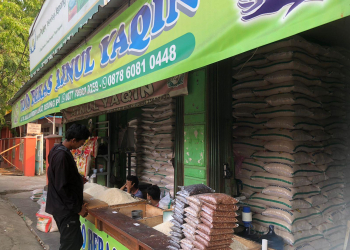 Edwin Mahesa Pardede//Seorang Pembeli Yang Hendak Membeli Beras Di Salah
Satu Toko Beras Di Pasar Induk Rau
