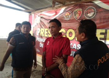 LUKMAN HAPIDIN/BANTEN POS Seorang pengunjung salon di Lingkungan Baru I, Kelurahan Lebak Gede, Kecamatan Pulomerak, Kota Cilegon, dilaporkan ditusuk oleh sesama pengunjung pada saat perayaan ulang tahun pemilik salon, Sabtu (12/8).