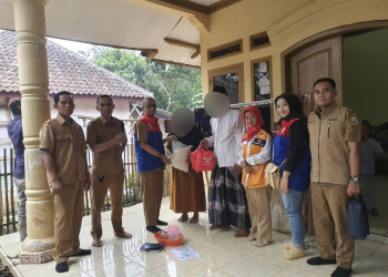 Ketua Kawan PMI Lebak mendampingi Dinsos Lebak mengunjungi kediaman keluarga T di Kecamatan Maja