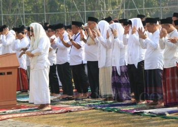 Pemerintah Kabupaten (Pemkab) Tangerang bersama para pegawai/PNS di lingkup
pemerintahannya menggelar shalat sunah Istisqa di Lapangan Raden Arya Yudha Negara Puspemkab
Tangerang, Tigaraksa pada Rabu, (20/9). (HO/Pemkab Tangerang)