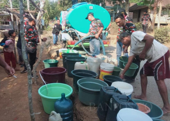 Tampak warga di Desa Sangiang di Kecamatan Malingping berebutan air bersih saat mendapat bantuan air bersih dari salah satu Ormas setempat, Selasa (05/09)