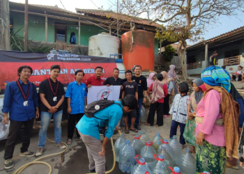 LUKMAN HAPIDIN/BANTEN POS
Ikatan Mahasiswa Cilegon beri bantuan air bersih untuk masyarakat di Lingkungan Gunung Penawen Cipala.