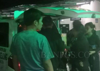 Relawan Sahabat Indonesia (SRI) tengah membawa warga Badui korban gigitan ular berbisa menggunakan ambulans menuju RSUD Banten untuk mendapatkan perawatan medis. FOTO ANTARA/HO-Relawan SRI/September 2023