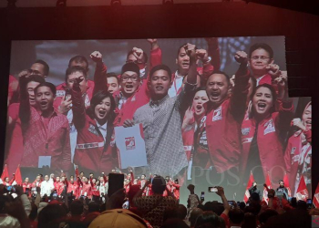 Wakil Ketua Dewan Pembina PSI Grace Natalie (kiri) bersama ketua Umum PSI Kaesang Pangarep (kanan) dalam Kopi Darat Nasional (Kopdarnas): Deklarasi Politik PSI di Djakarta Theater, Jakarta, Senin (25/9/2023). ANTARA/Narda Margaretha Sinambela.