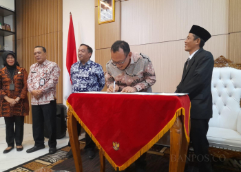 LUKMAN HAPIDIN/BANTEN POS
Proses penandatanganan NPHD Hibah Pilkada 2024 antara KPU Kota Cilegon dan Pemkot Cilegon, Kamis (14/9).