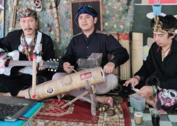 Tampak seni khas Citorek Kecamatan Cibeber yaitu karinding yang sempat hilang ditelan zaman
tengah diperkenalkan kembali oleh para pegiat seni tersebut di Citorek. Belum lama ini.