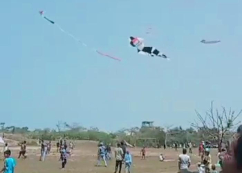 Ratusan layangan bebagai jenis hadir memeriahkan festival layangan yang di gelar di lokasi
wisata Danau Talanca Desa Cilangkahan. Festival selama dua hari ini sebagai ajang hiburan dan
silaturahim warga di saat musim kemarau sekaligus bagian dari agenda peringatan HUT ke-78. Minggu-
Senin (03-04/09).