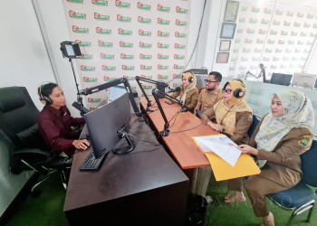 LUKMAN HAPIDIN/BANTEN POS Promkes Dinkes Cilegon saat talk show di Radio Mandiri FM, Selasa (5/9).