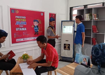 Petugas Lapas mendampingi WBP dalam menggunakan Silay Madani