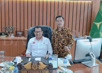 Pegiat Matahukum, Mukhsin, saat berfoto bersama dengan Kepala Kejati Banten, Didik Farkhan Alisyahdi.