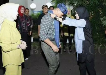 Tampak Bupati Lebak, Iti Octavia Jayabaya mengalungkan selendang khas Baduy ke Bupati Gunung Kidul, Sunaryanta saat menerima kunjungan Study Banding ke Lebak. Bertempat di Pendopo Kabupaten Lebak, Jumat malam (8/9).