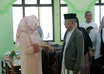 Bupati Irna Narulita (kiri), berbincang dengan Ketua MUI Kabupaten Pandeglang Zamzami Yusuf. (ISTIMEWA)