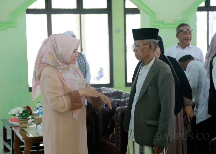 Bupati Irna Narulita (kiri), berbincang dengan Ketua MUI Kabupaten Pandeglang Zamzami Yusuf. (ISTIMEWA)
