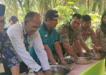Kepala DPKP Kabupaten Pandeglang, M. Nasir (kemeja putih) saat menghadiri suatu acara kedinasan, beberapa waktu lalu. (ISTIMEWA)