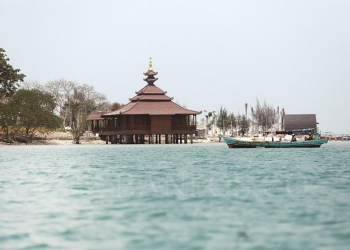 Salah satu bangunan yang dibangun oleh investor di Pulau Lima. Bangunan tersebut berupa masjid di atas pesisir laut. (Dziki/BantenPos)