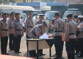Kapolres Pandeglang, AKBP Bellny Warlansyah saat menyaksikan penandatanganan sertijab.